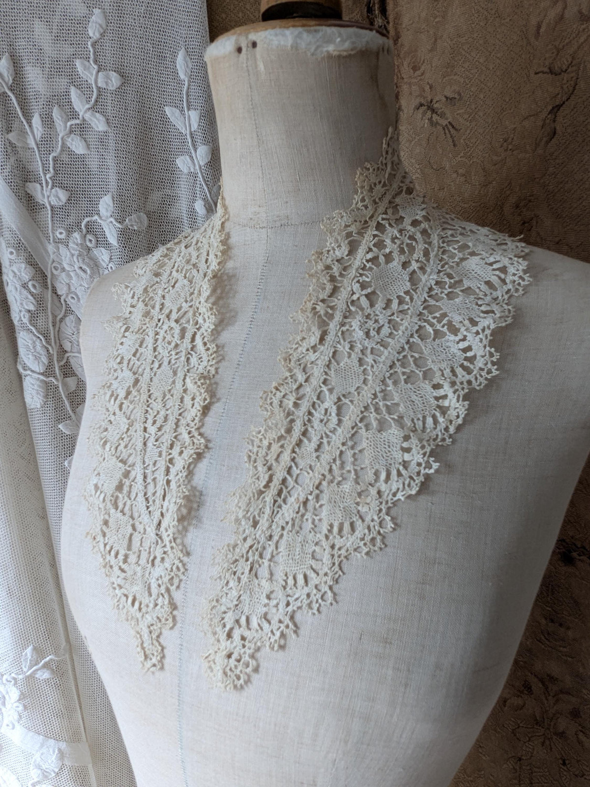Antique Bedfordshire lace collar