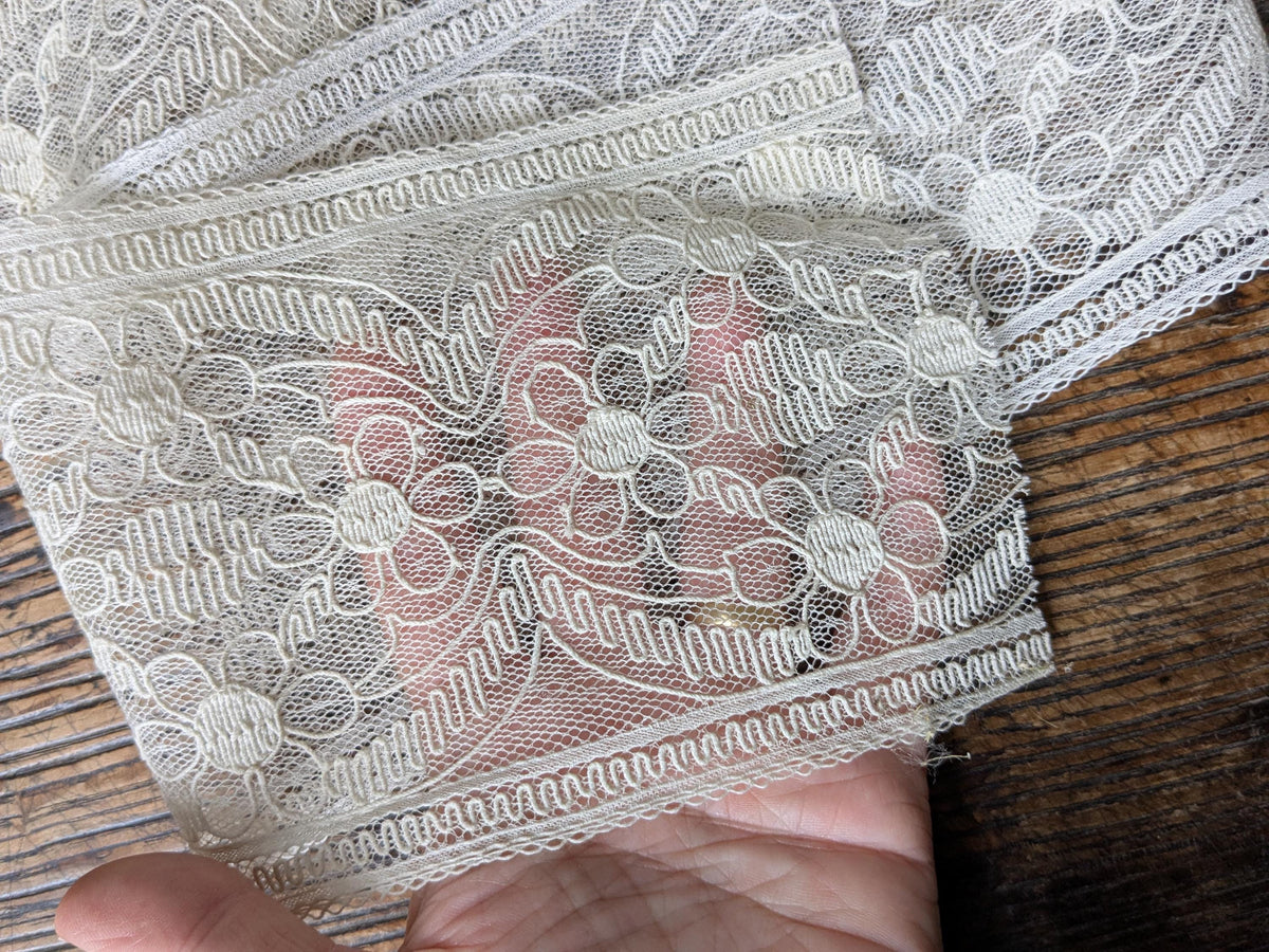 7m of wide vintage lace trim