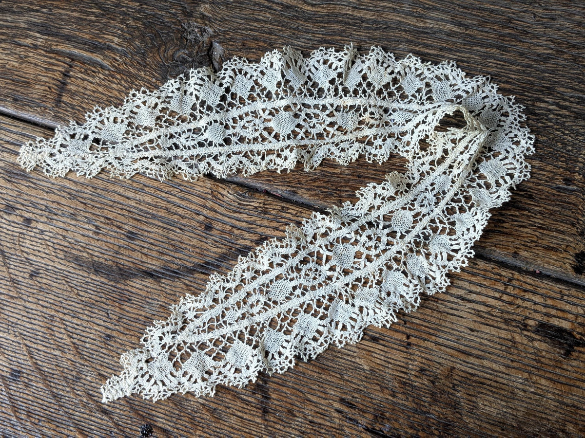 Antique Bedfordshire lace collar