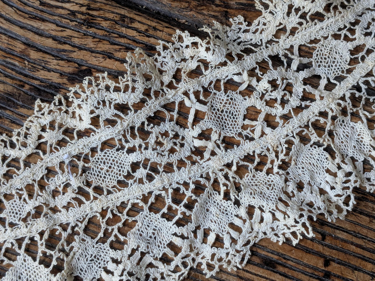 Antique Bedfordshire lace collar