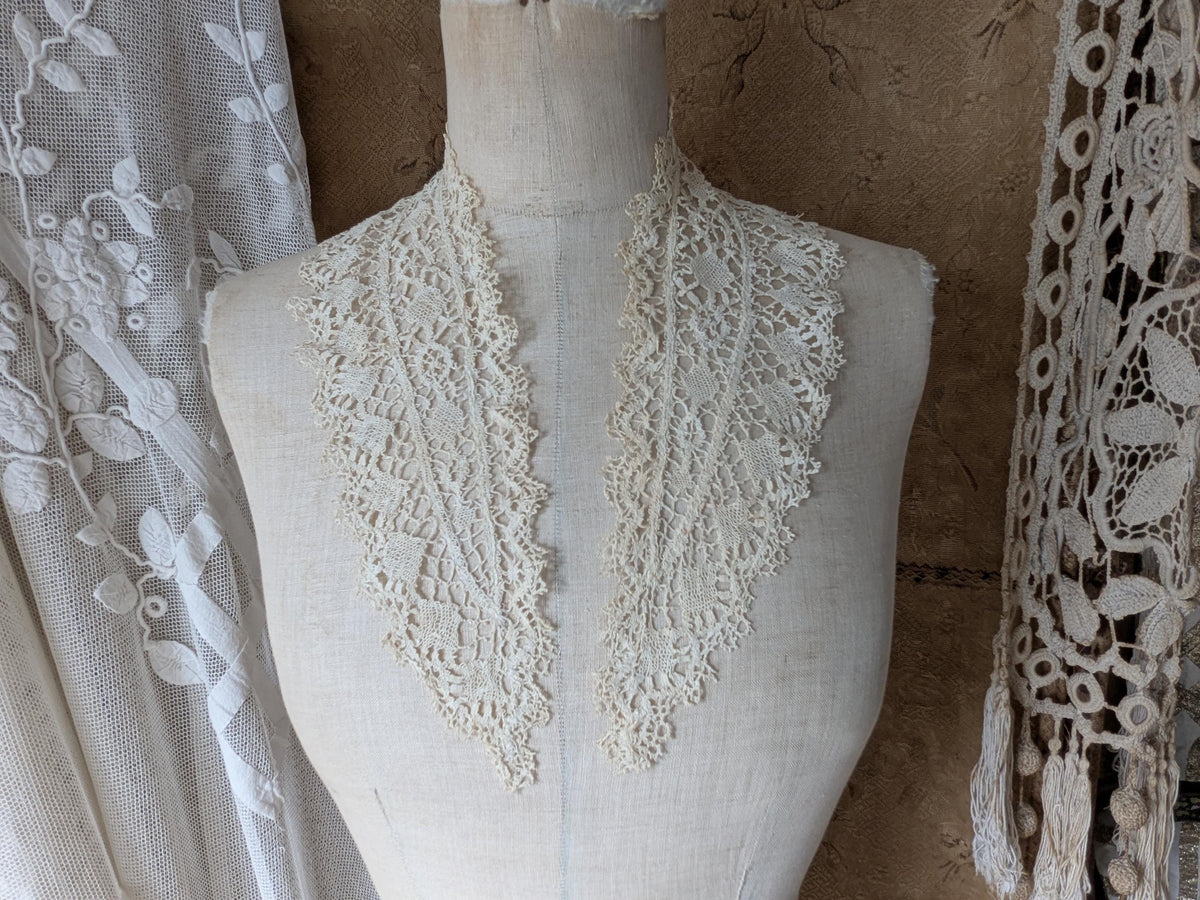 Antique Bedfordshire lace collar
