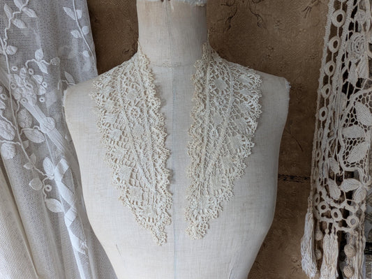Antique Bedfordshire lace collar