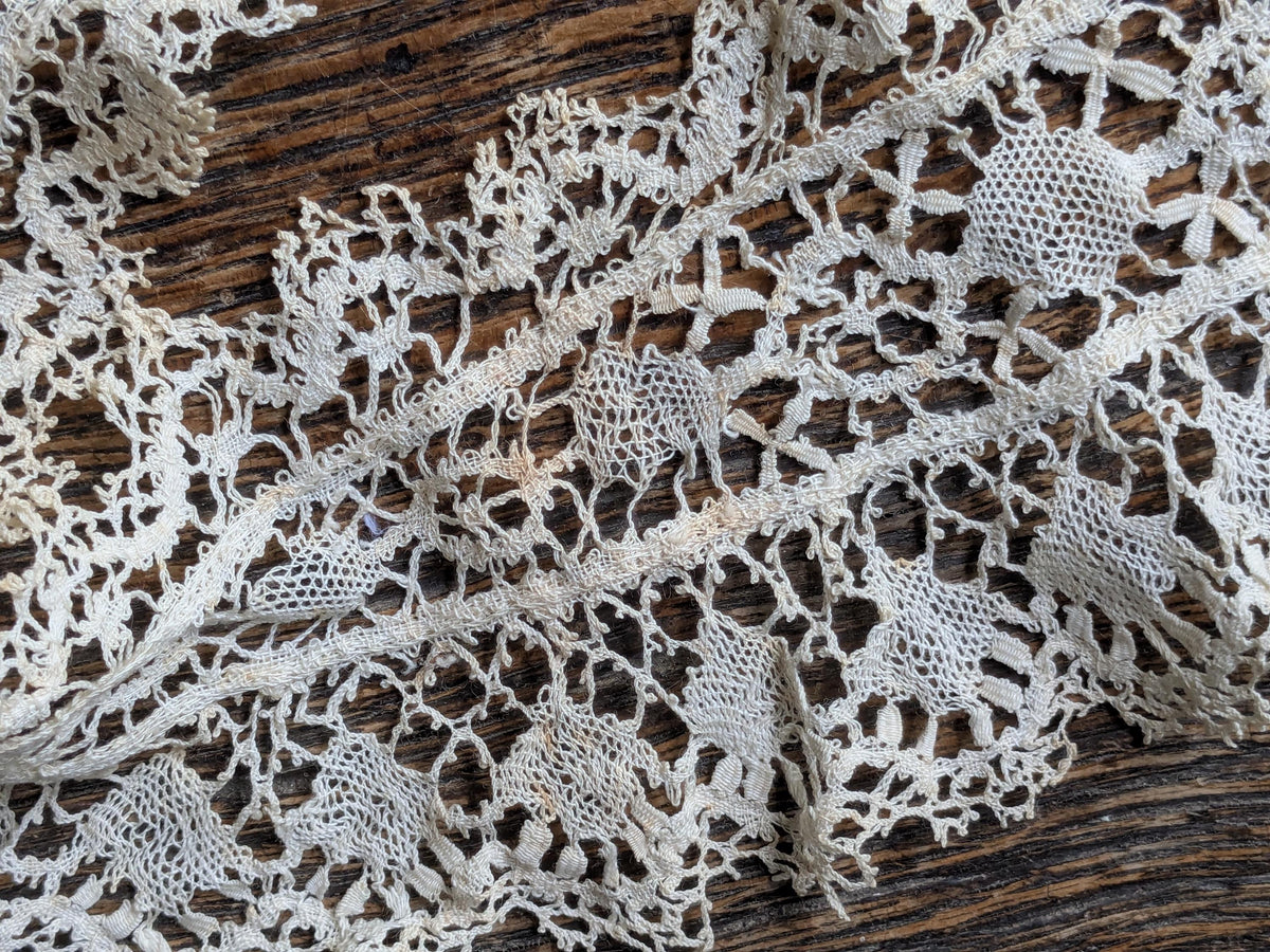 Antique Bedfordshire lace collar