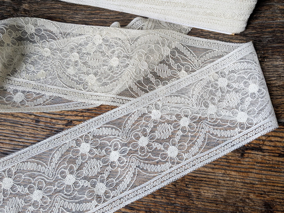 7m of wide vintage lace trim